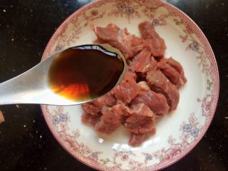 2、爆炒牛肉,加1勺料酒。