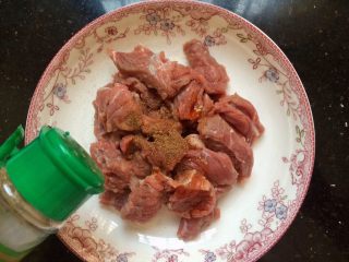 3、爆炒牛肉,加适量胡椒粉。