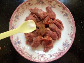 4、爆炒牛肉,加盐半勺。