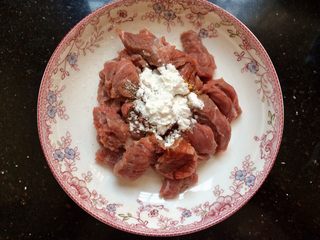 5、爆炒牛肉,加入2勺生粉，加生粉炒出的牛肉比较嫩，滑。