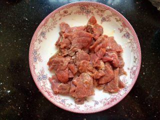 6、爆炒牛肉,抓匀，腌制15分钟。