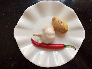 7、爆炒牛肉,准备小辣椒1个，蒜头，姜。