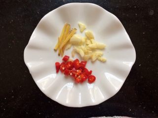 8、爆炒牛肉,切好备用。