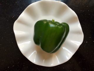 9、爆炒牛肉,圆青椒一个洗干净。