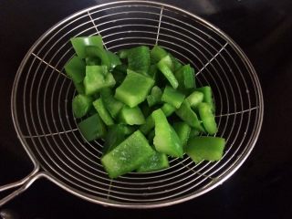 11、爆炒牛肉,入锅中开水焯水一下，马上捞起，焯水太久青椒就不会脆了，口感不好。