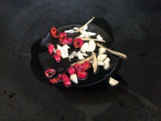 12、爆炒牛肉,锅里放适量食用油，加入蒜，姜丝，辣椒爆香。