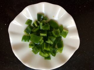 10、爆炒牛肉,切小块。