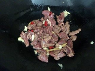 13、爆炒牛肉,加入牛肉。
