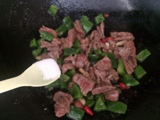 16、爆炒牛肉,加1小勺盐。