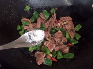 17、爆炒牛肉,加1勺白糖。