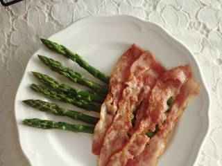 4、小芽早餐-芦笋培根土豆泥,平铺摆入盘中，搭配芦笋的绿色，美爆！！！