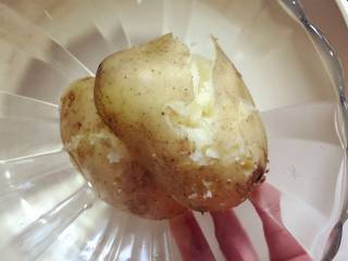 5、小芽早餐-芦笋培根土豆泥,用筷子戳一戳土豆，可轻松戳到底的就已经蒸熟。