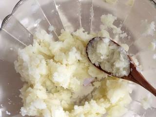 7、小芽早餐-芦笋培根土豆泥,用勺子压成泥，压成没有成块土豆粒即可。