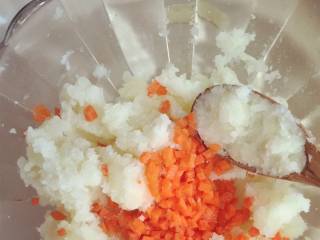 9、小芽早餐-芦笋培根土豆泥,加入胡萝卜丁和盐、胡椒粉（2：1）搅拌均匀。