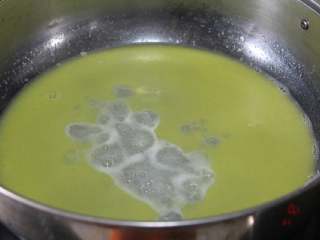 3、沙丁鱼咸奶油泡芙,小火轻轻搅拌。黄油慢慢融化。