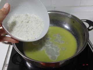 4、沙丁鱼咸奶油泡芙,水沸腾后关火，一次性筛入低筋面粉快速搅拌烫熟。