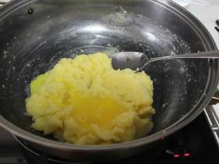 6、沙丁鱼咸奶油泡芙,鸡蛋打散分三次加入，每次都要与面粉融合均匀再加下一次。（四个鸡蛋大约用三点五个就差不多了。）