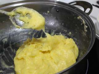 7、沙丁鱼咸奶油泡芙,制作好的面糊细腻幼滑用刮刀提起会拉起一段较长的拖尾。这就算制作成功了。