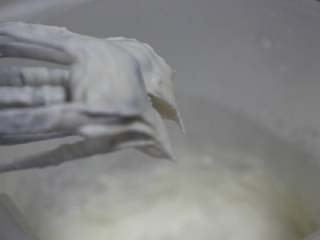 11、沙丁鱼咸奶油泡芙,在烤制泡芙期间把淡奶油打发，清晰纹路能定住型即可。