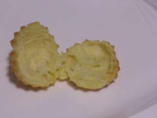 12、沙丁鱼咸奶油泡芙,好好的泡芙，晾凉，取一个从三分之一处剖开。