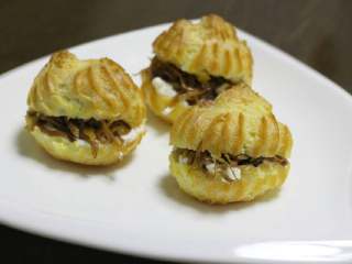 16、沙丁鱼咸奶油泡芙,依次给他们装上内向馅。现吃现夹现馅，否则口感就不好了。