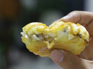 18、沙丁鱼咸奶油泡芙,哈哈，这是闺女咬了一口的，料很足，好吃的很。