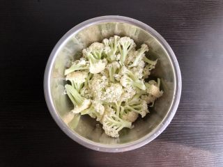 2、干锅菜花,掰成小朵冲洗干净备用