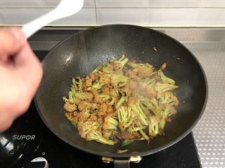 10、干锅菜花,调入适量食盐,翻炒均匀即可
