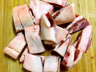 2、南瓜排骨煲,选取肥瘦相间的排骨切成适当的大小。