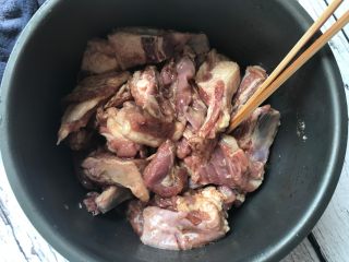 5、南瓜排骨煲,加入所有材料的一半量拌匀腌制一小时以上。