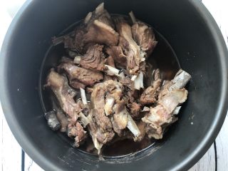 6、南瓜排骨煲,压15-20分钟。