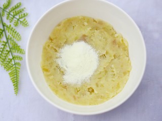 3、超可爱的笑脸土豆饼,蒸熟的土豆压成泥。