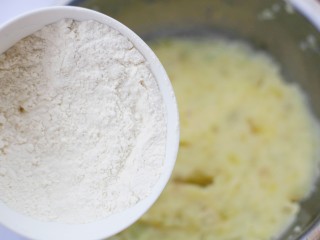 4、超可爱的笑脸土豆饼,分多次加入面粉。