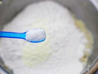 6、超可爱的笑脸土豆饼,加适量盐。