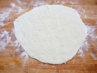 8、超可爱的笑脸土豆饼,并将面团擀成厚一些的面片。