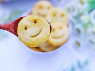 18、超可爱的笑脸土豆饼,超可爱。