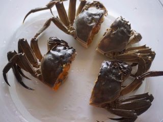 1、辣蒸六月黄,4.将清洗干净的六月黄从中间一分为二