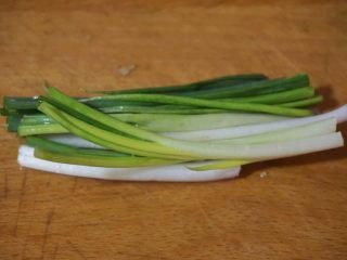 2、辣蒸六月黄,5.葱切成段