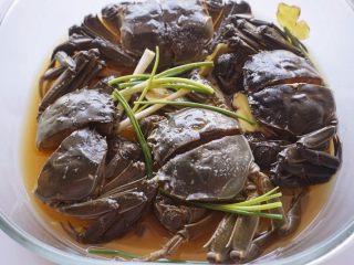 3、辣蒸六月黄,7.用料酒、酱油、姜片、葱段、盐腌制六月黄，研制时间30分钟左右