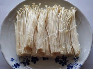 4、辣蒸六月黄,8.将金针菇清洗干净，去掉底部，然后平铺于碗中垫底