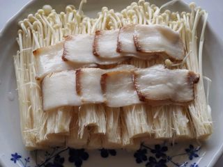 5、辣蒸六月黄,10.将切好的腊肉片平铺在金针菇上