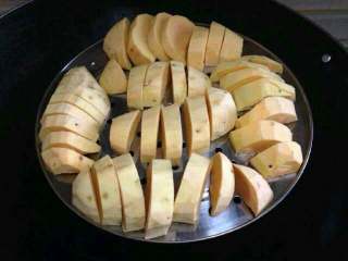 1、红薯饼,把红薯削皮，切成块就放进锅里蒸熟。