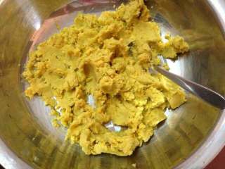 2、红薯饼,好了后就把红薯压成泥。