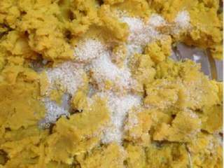 3、红薯饼,在放适量白糖。