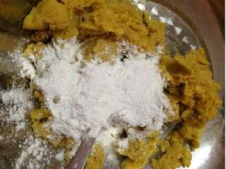 4、红薯饼,在加适量面粉搅拌均匀。