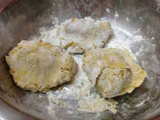 5、红薯饼,揉成团在撒一点面粉这样就不粘手。