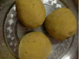 6、红薯饼,把红薯揉成团。