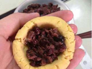 8、红薯饼,把红薯团揪成一小坨把红豆沙包进去。