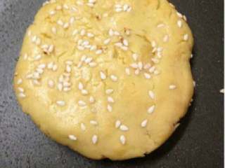 9、红薯饼,然后压扁撒一点芝麻。