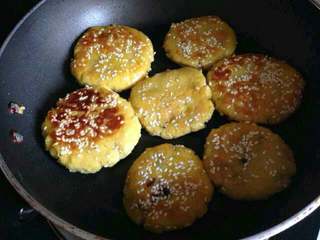 10、红薯饼,然后放进锅里炸就好了，炸到金黄在翻面，好了就盛出来就可以了。